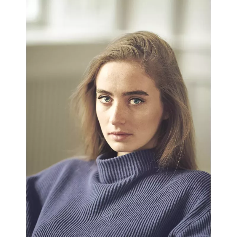 Ribbed style sweater with up collar